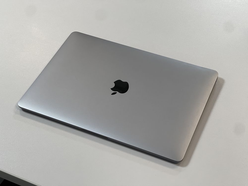 MacBook Air 2020 i5 8 GB RAM 256 SSD 226 циклів Space Grey зарядка