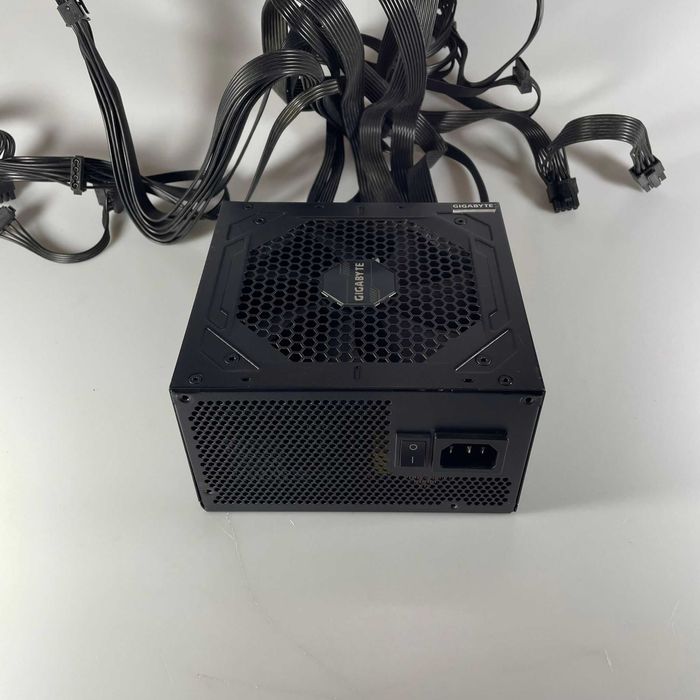 Zasilacz Gigabyte P1000GM 1000W 80 PLUS GOLD (OPIS)