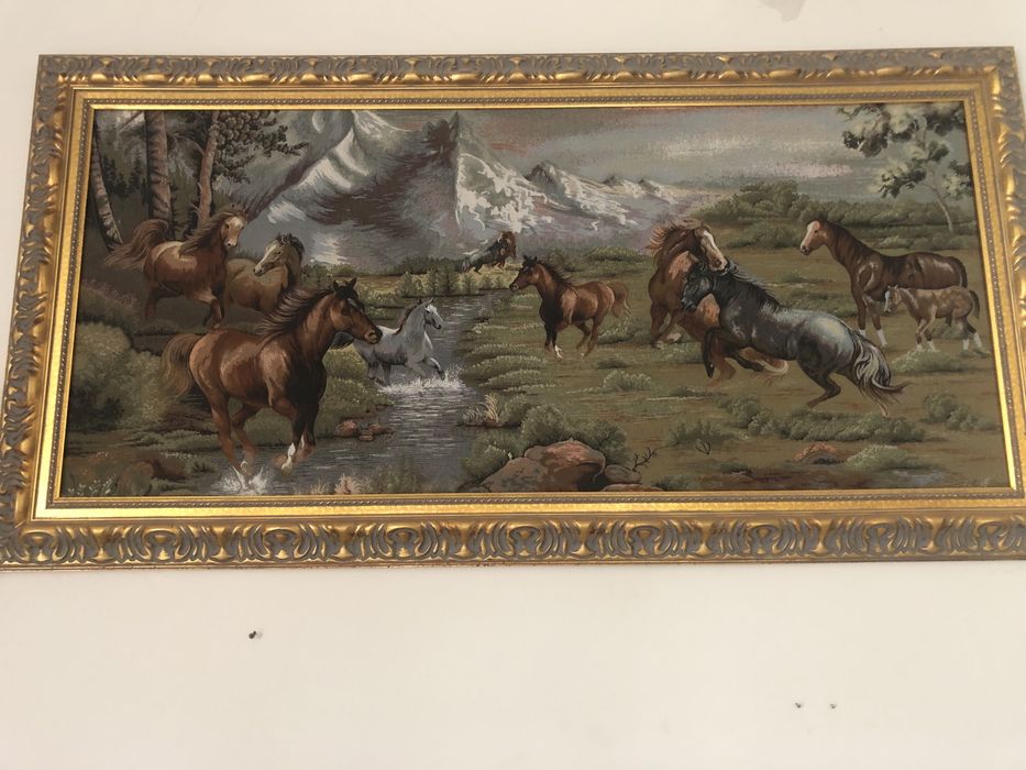 Duży gobelin w pięknej złotej ramie 150x80 cm Konie