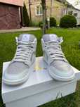 Nike air jordan 1 Mid w kolorystyce Photon Dust i Atmosphere Grey.