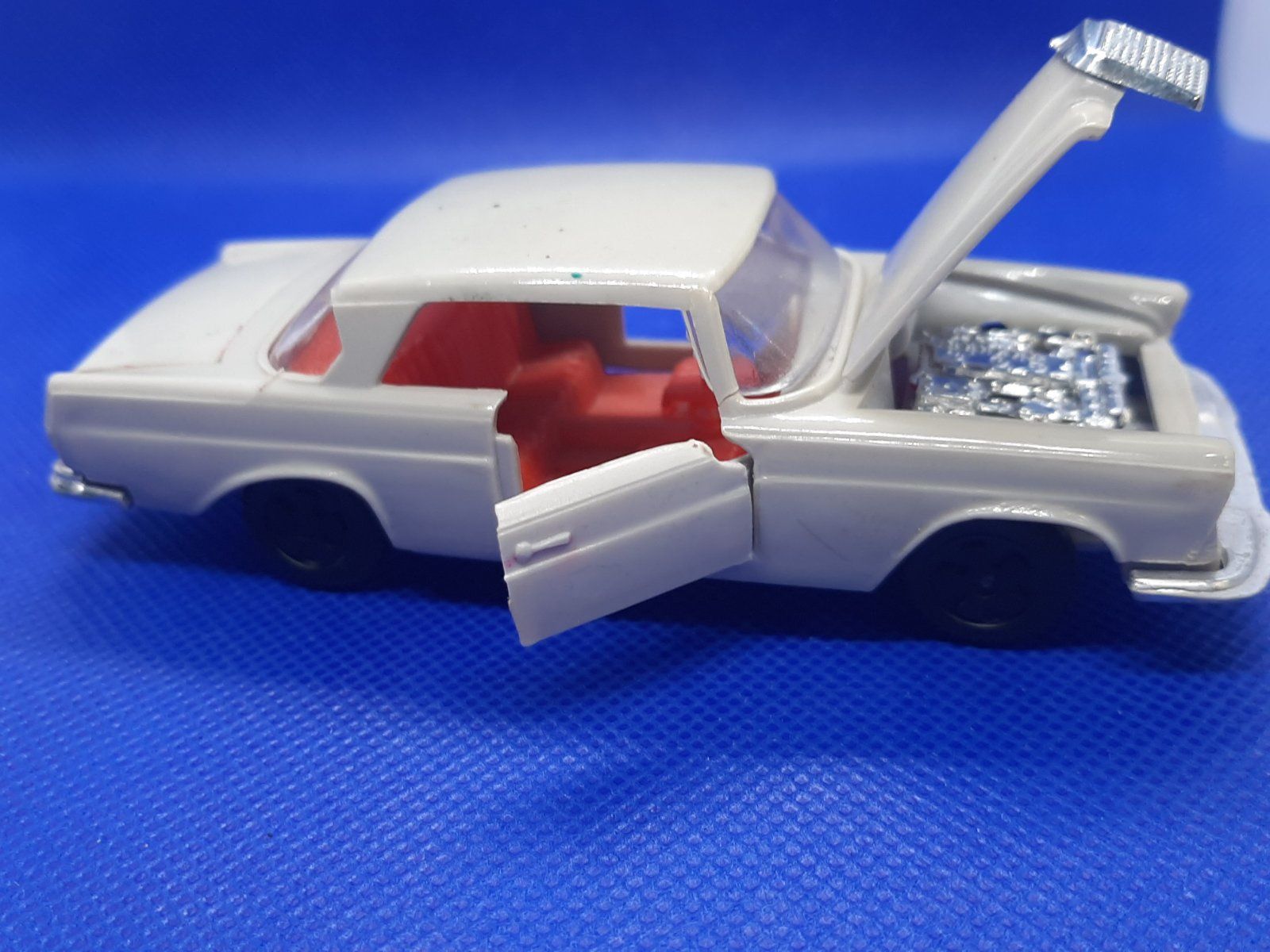 Модель авто 1:43 мерседес