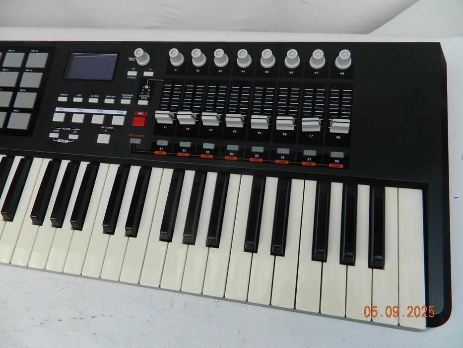 AKAI MPK 61 klawiatura sterująca