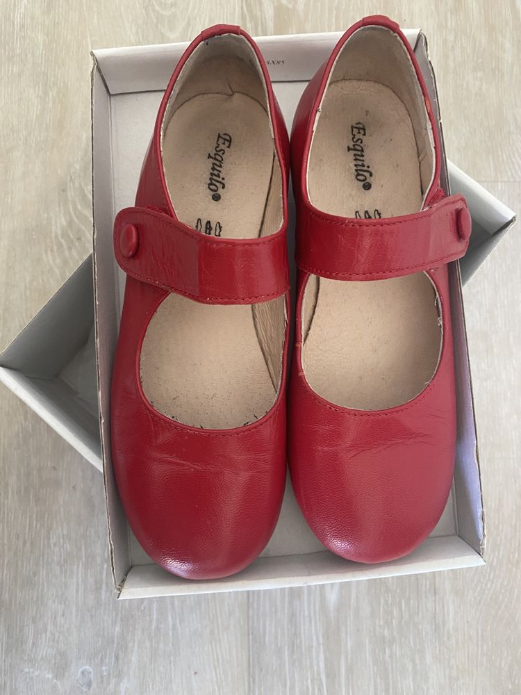 Sapatos em pele vermelho menina