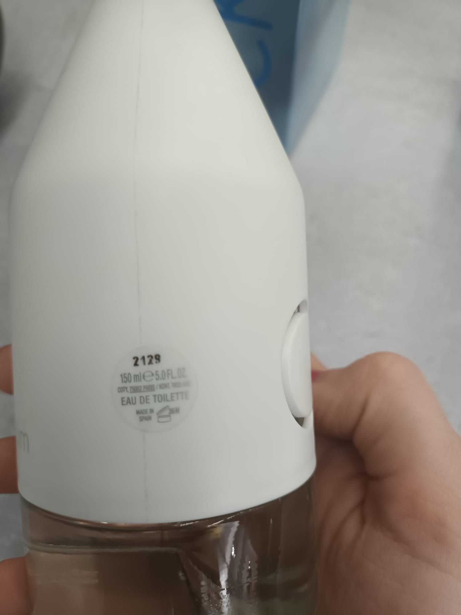 Flakon z pudełkiem po perfumach Calvin Klein