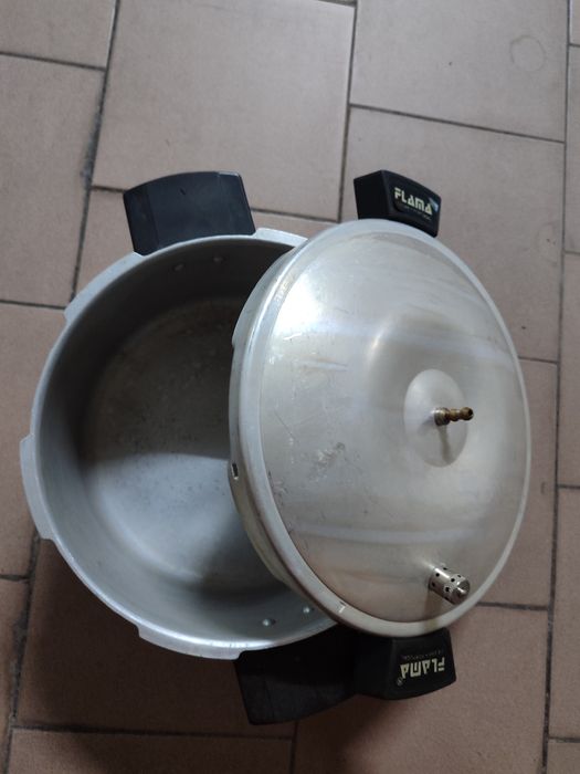 Panela de pressão pequena antiga