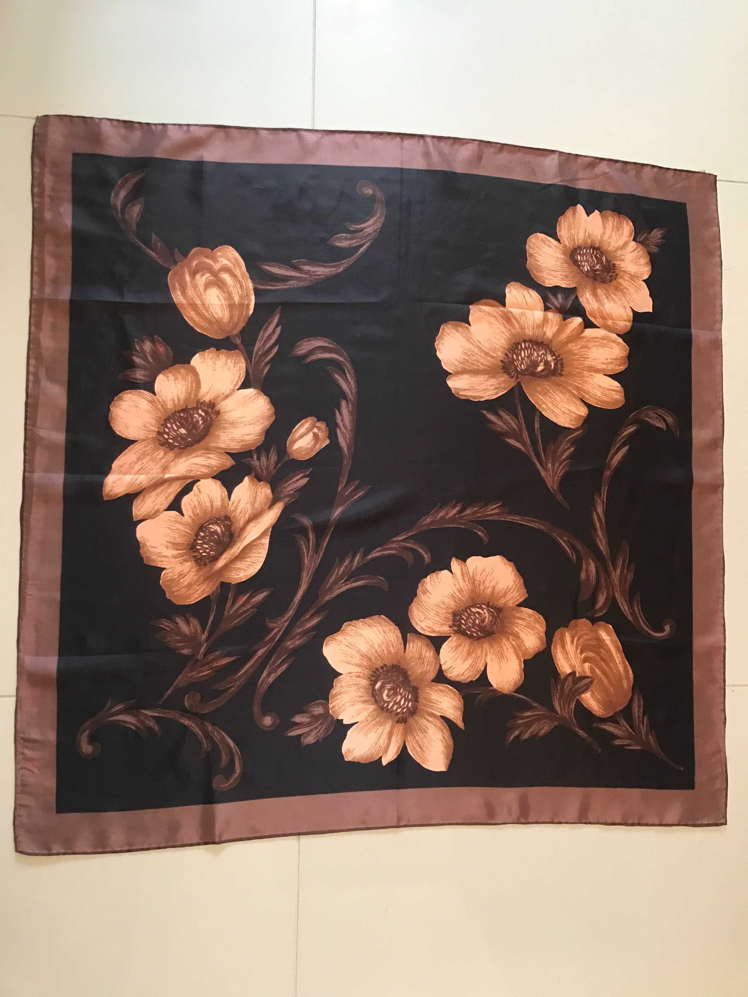 Chusta vintage o wymiarach 77x77 cm ręcznie farbowana w brązowe kwiaty