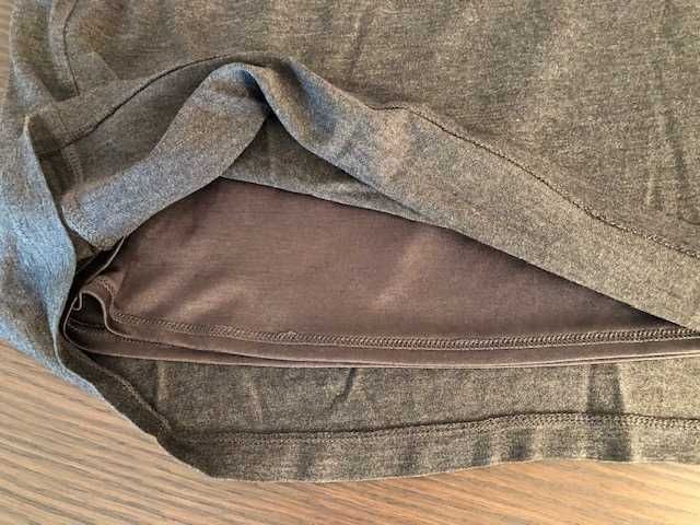 Vestido sem mangas cinzento com decote com aplicações