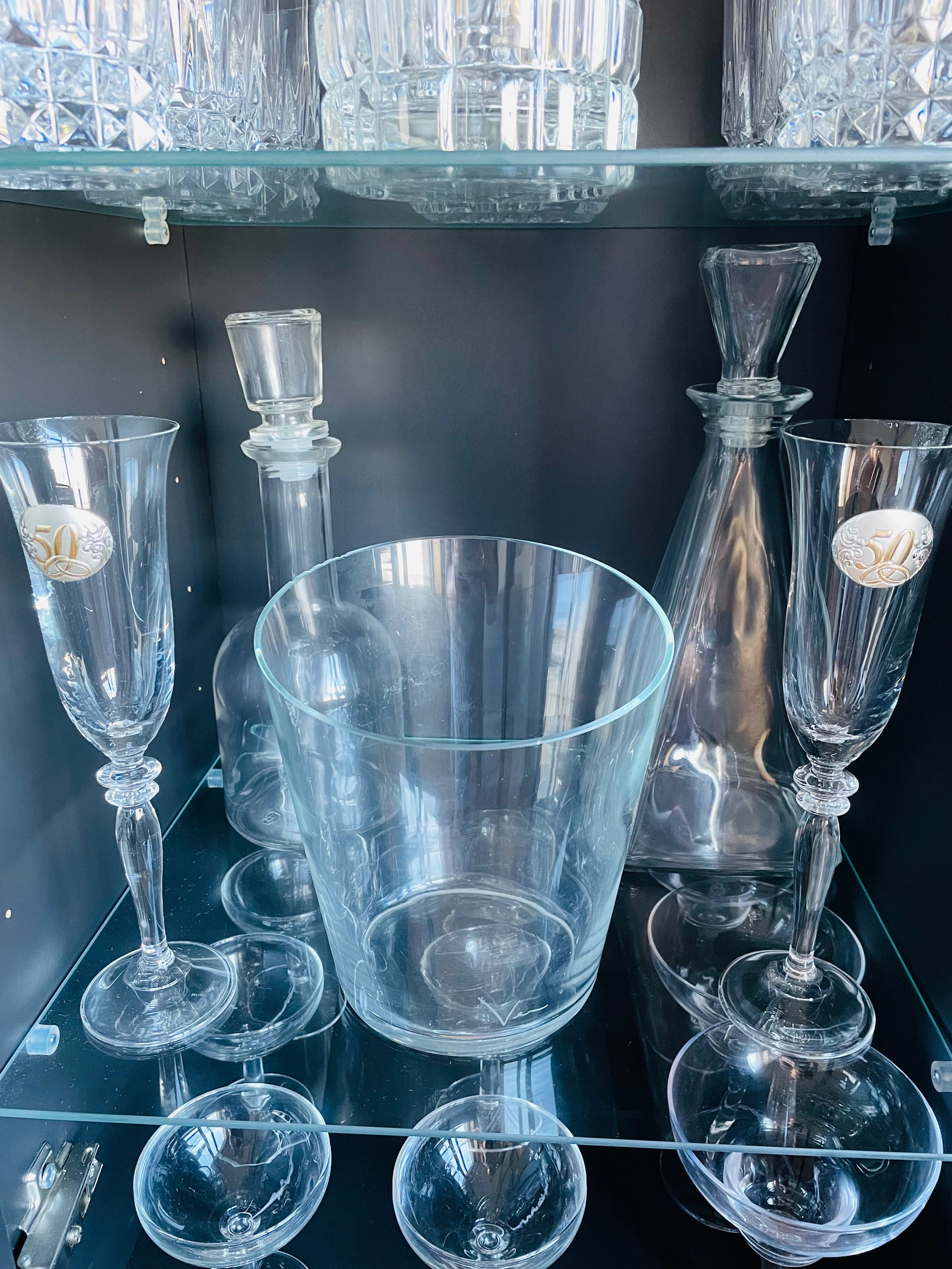 Cristaleira com coleção de copos e pratos