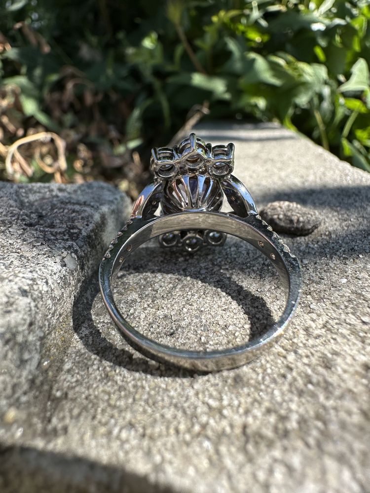 Шикарный перстень с большим танзанитом и бриллиантами
