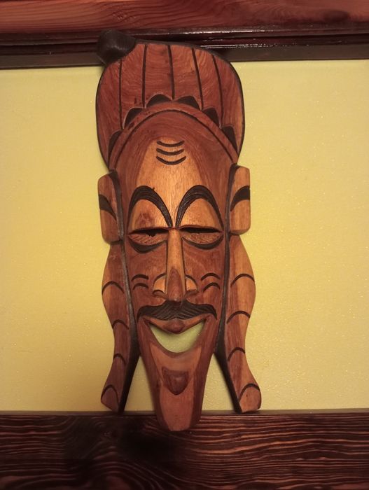 Maska afrykańska rzeźbiona w drewnie