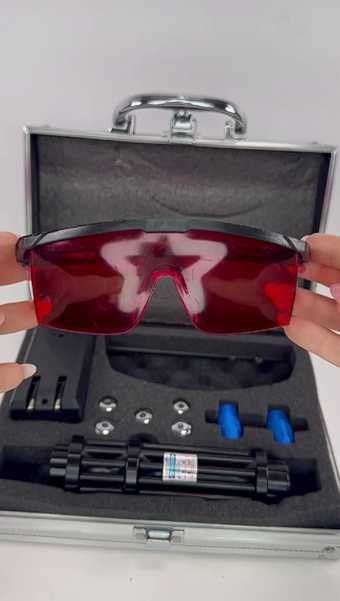 лазерная указка с очками в кейсе луч синий мощный промінь прожигающий