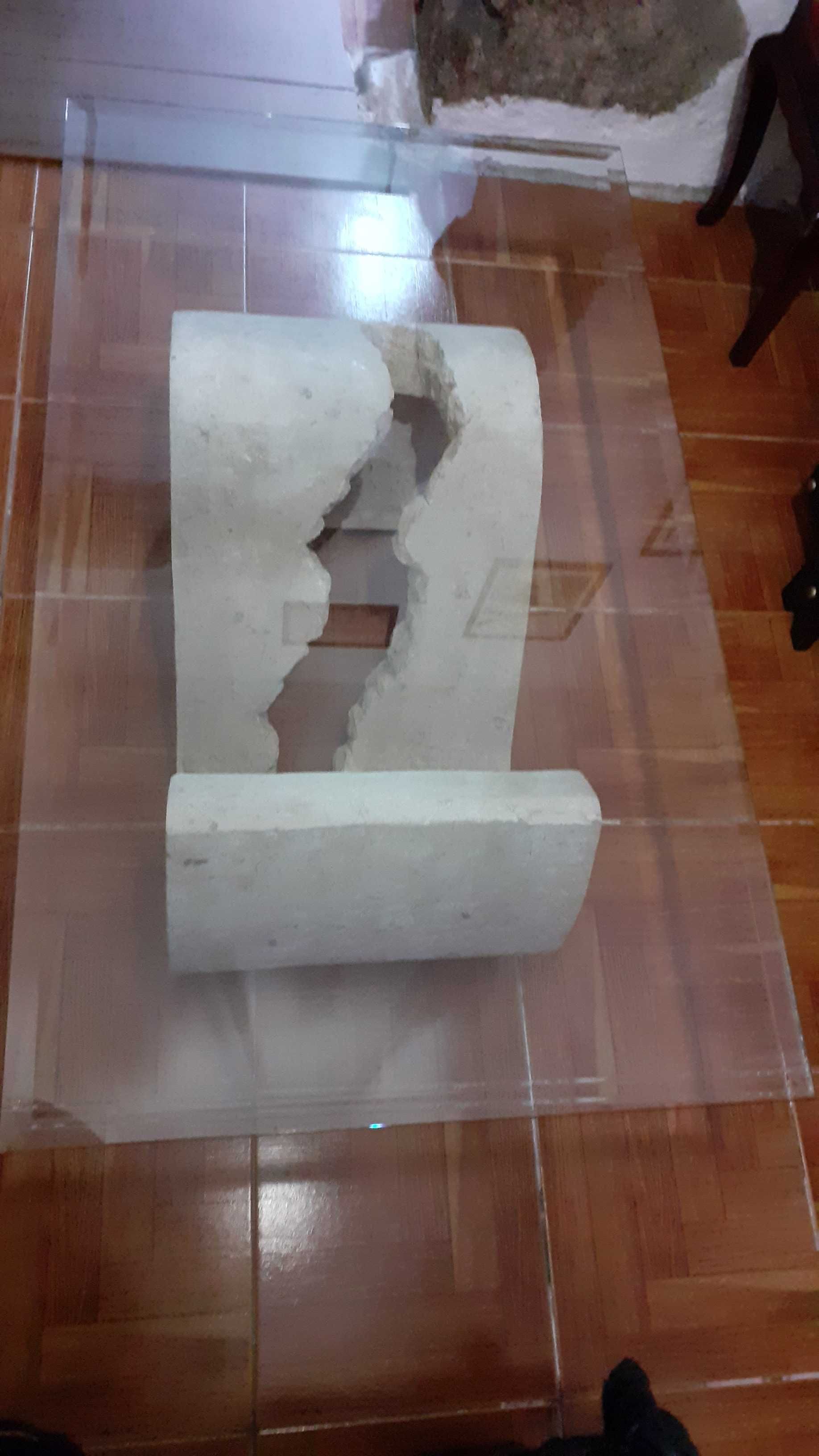 Mesa centro de sala em pedra e tampo de vidro