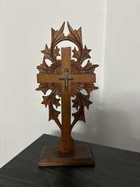 Drewniany zdobiony krzyżyk