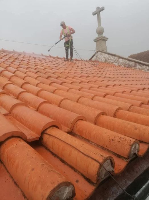 Faço orcamentos de lavagem de telhados e pinturas