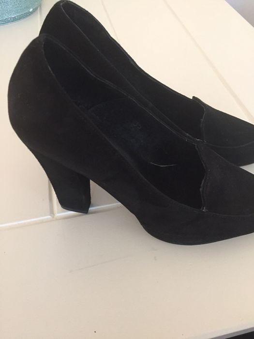 Sapatos em pele tamanho 35, novos .