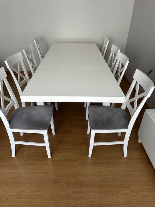Duży stół z białymi krzesłami w stylu skandynawskim 140cm do 220cm