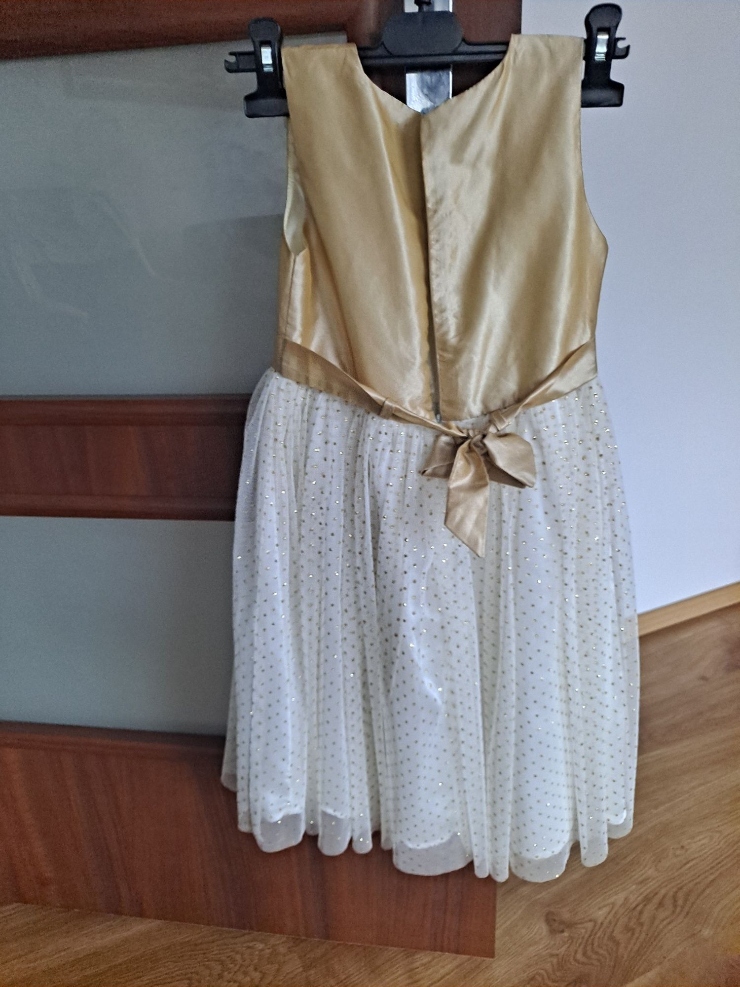 Sukienka elegancką 128