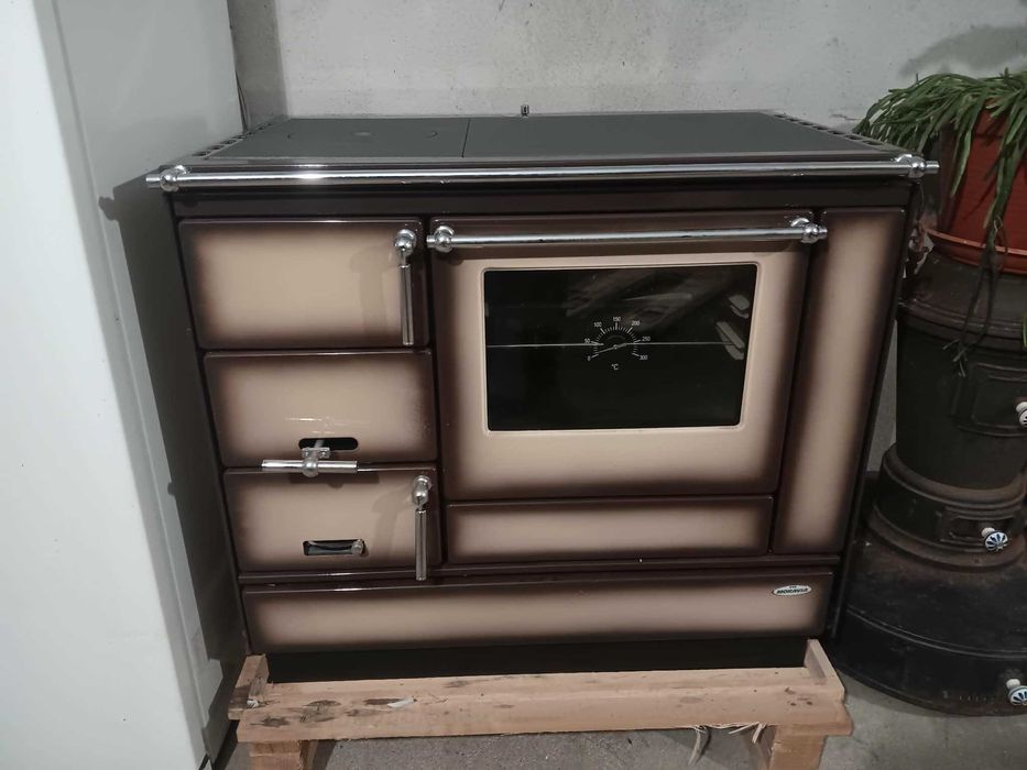 Fogão a lenha Moravia 9100 marfim, com acessórios cromados