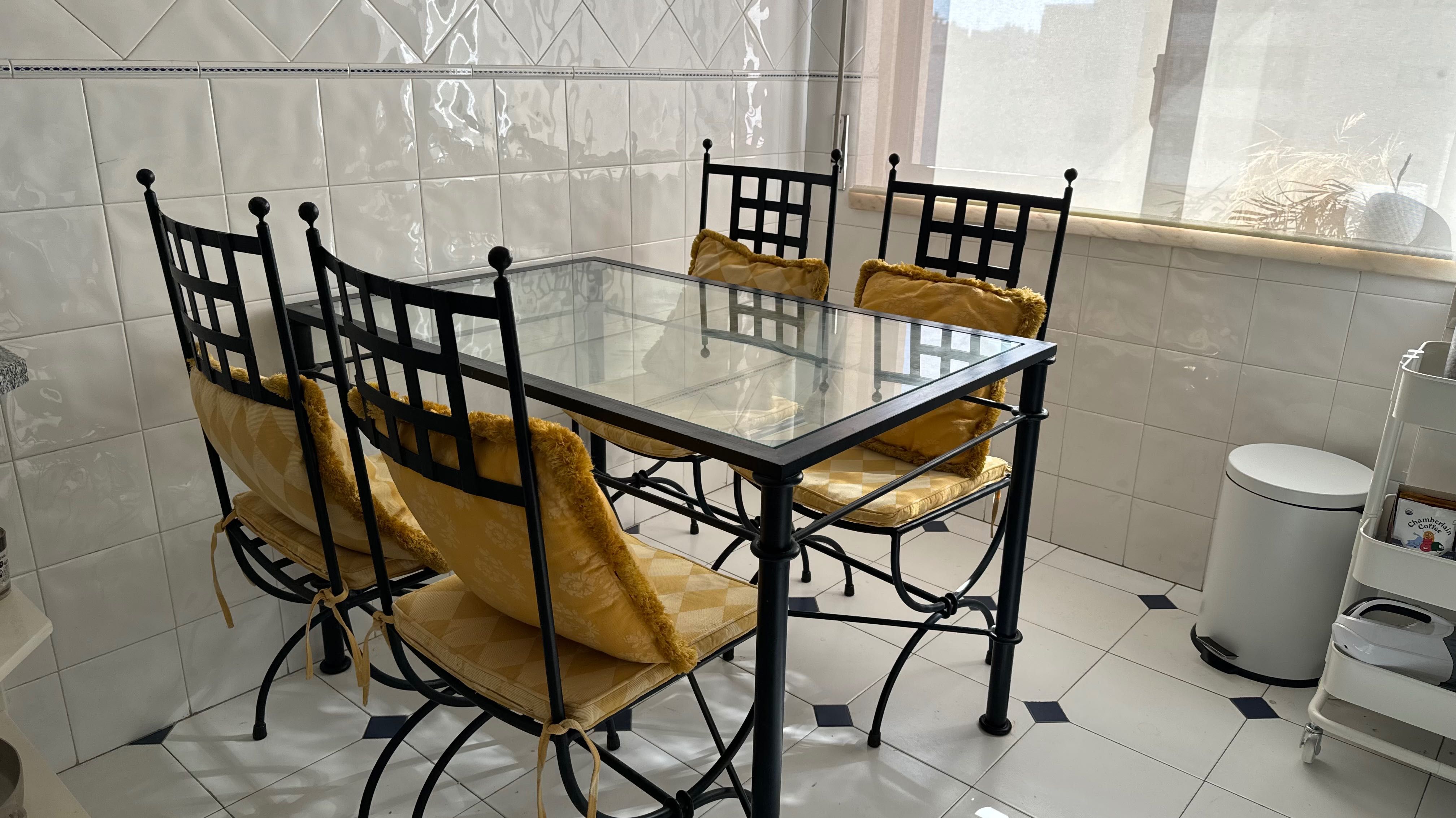 Conjunto Mesa e cadeiras de ferro fundido almofadas incluídas