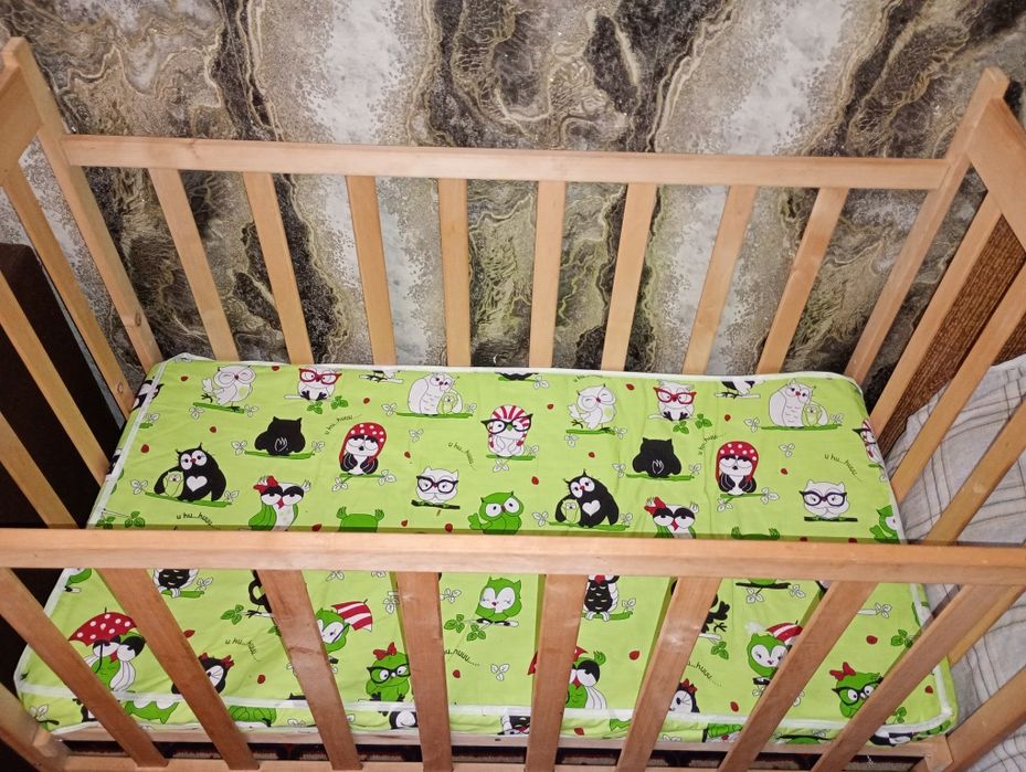 Дитяче ліжечко з матрасиком