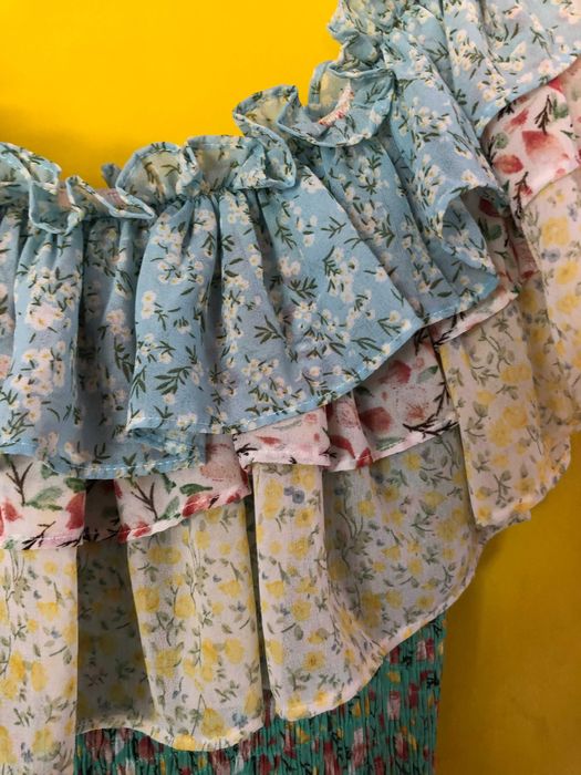 Vestido florido com folhos