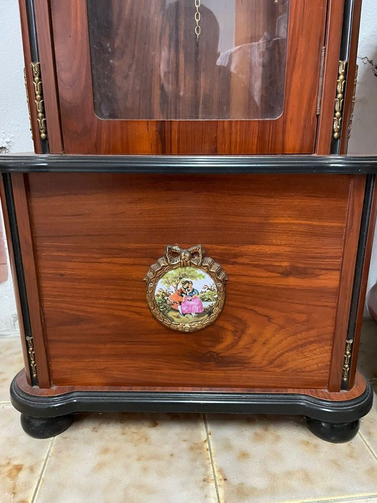 Relógio de pé antigo