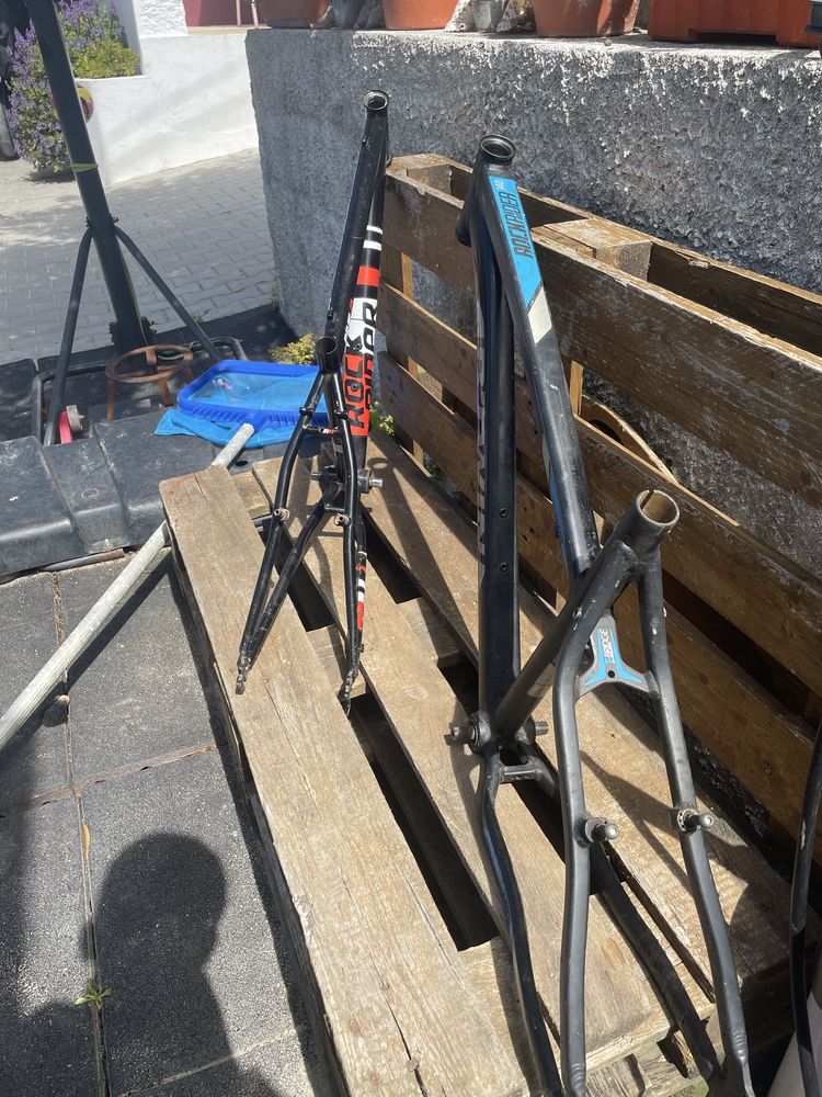 vendo 2 quadros de bicicletas e mais algumas peças á parte .