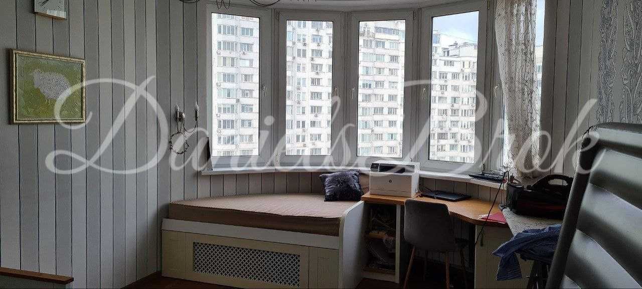 Продаж 4 кімнатной на Е. Чавдар 3 з краєвидом на Дніпро