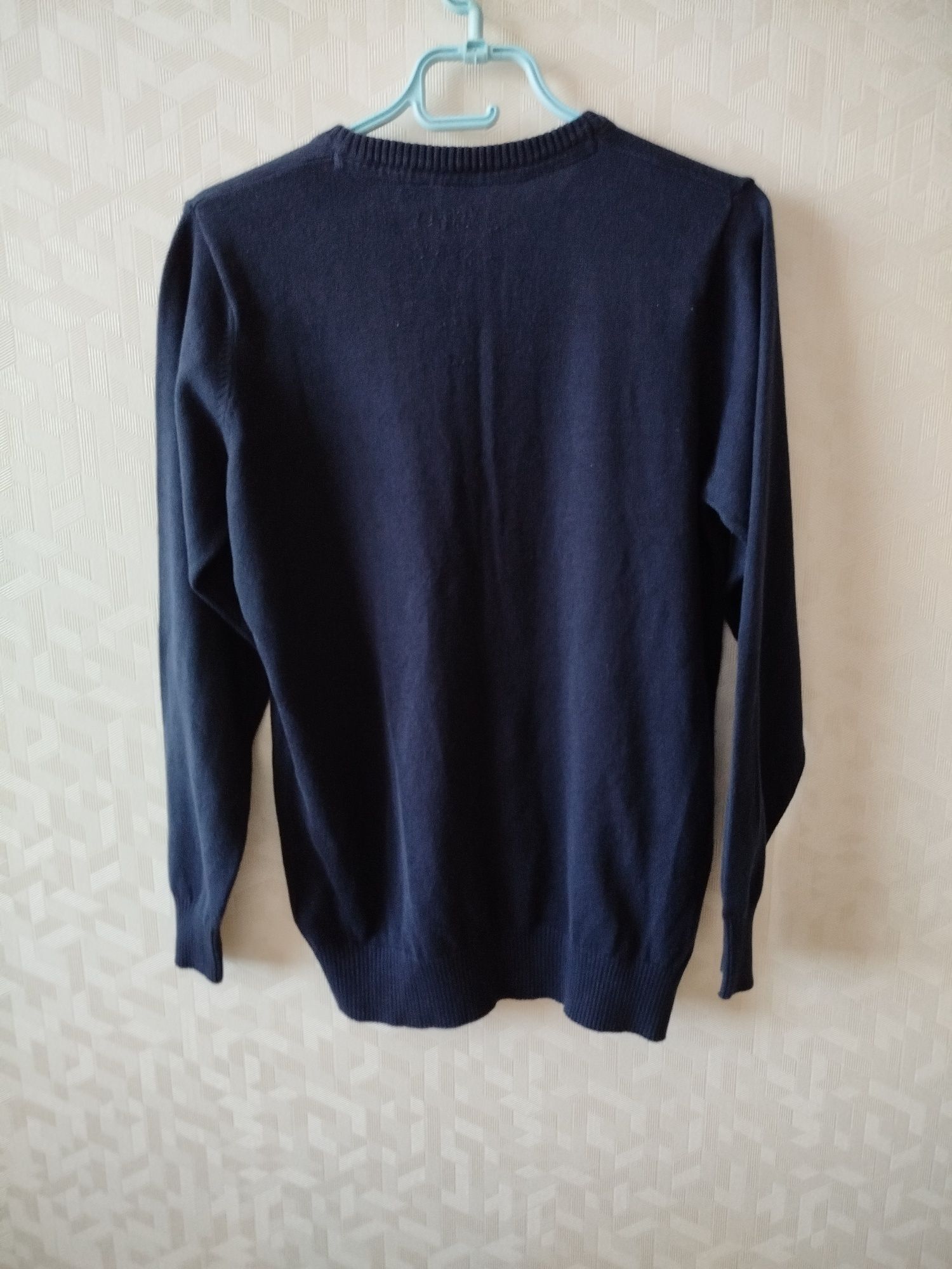 Sweter męski w serek rozmiar M