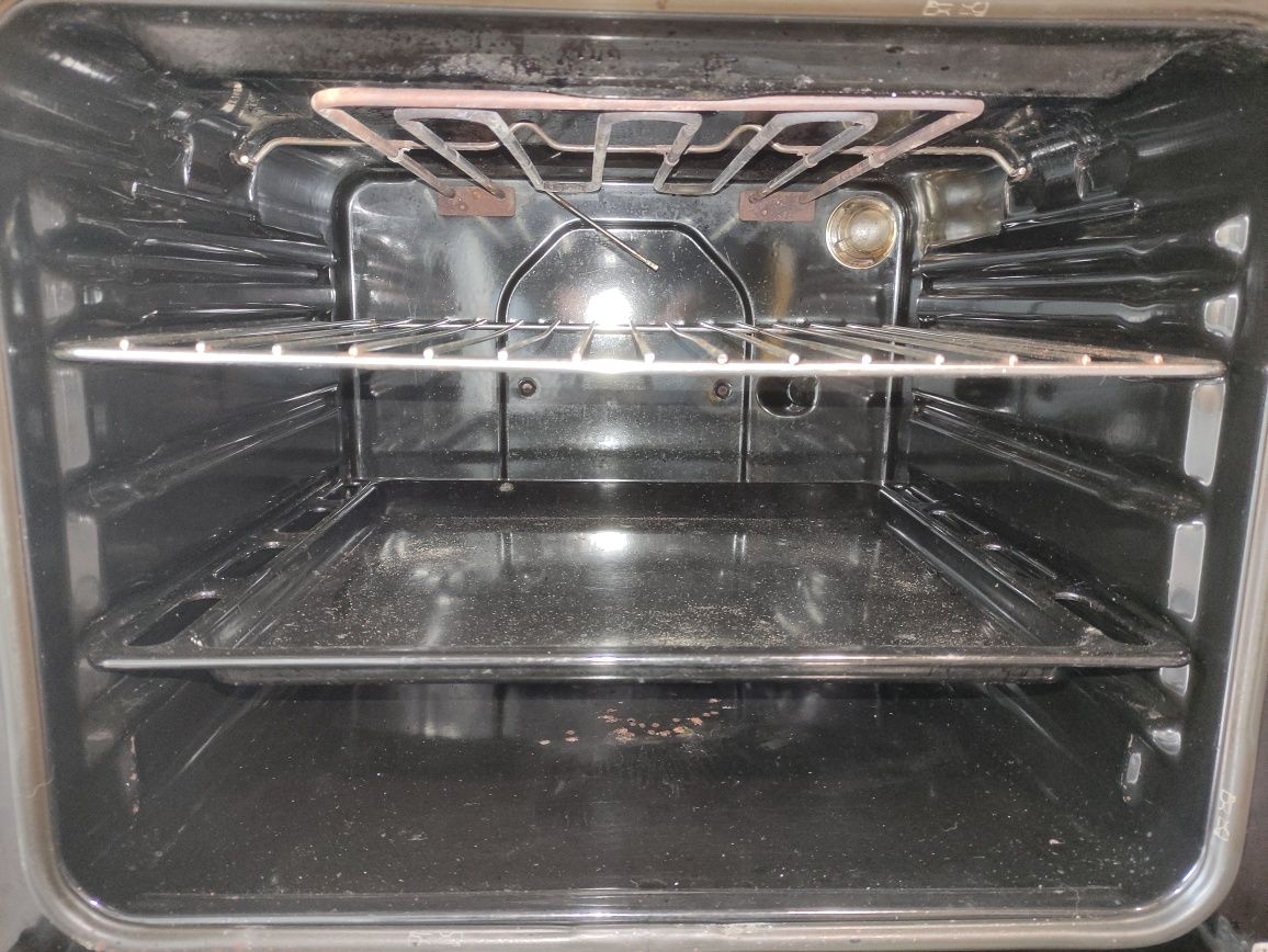 Forno Indesit Elétrico + Placa a gás/elétrico Ariston