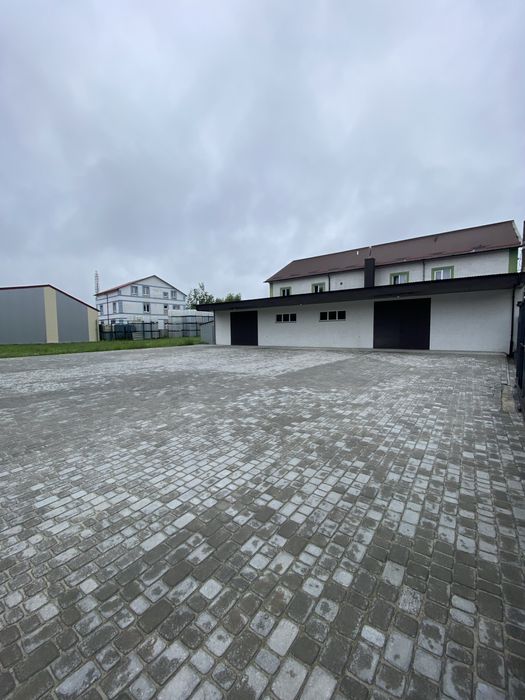 Комерційне приміщення 740 м2 з власною землею