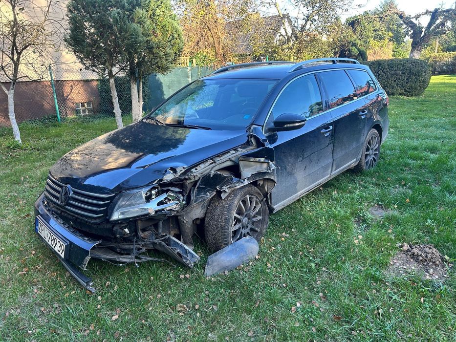 Volkswagen Passat Volkswagen Passat B7 2.0 TDI. Po kolizji z barierą energochłonną.