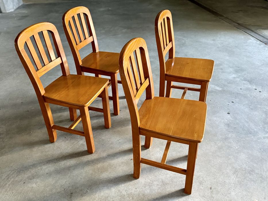 Cadeiras em madeira maciça