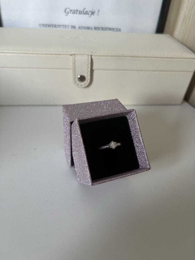 Brokatowe pudełeczko na biżuterię opakowanie prezentowe pudełko
