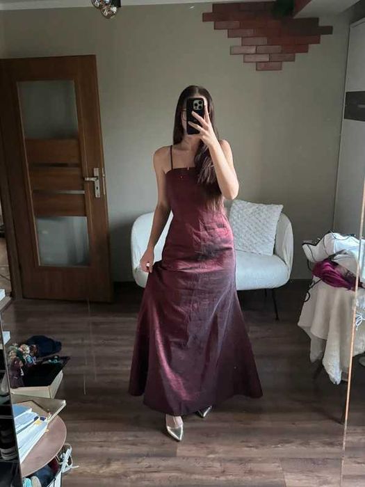 Bordowa sukienka maxi na ramiączkach studniówkowa balowa