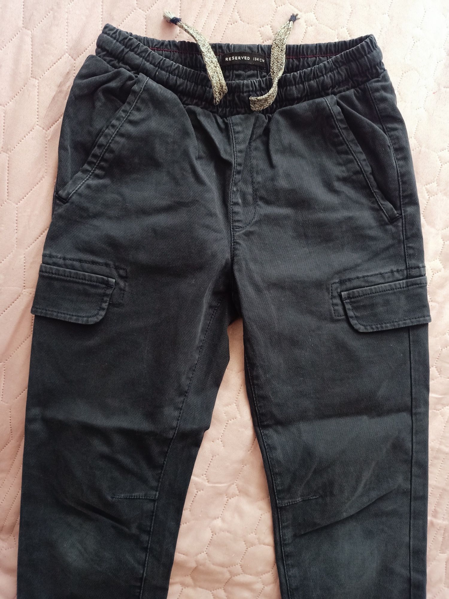 Granatowe spodnie, bojówki dla chłopca 134 cm RESERVED
