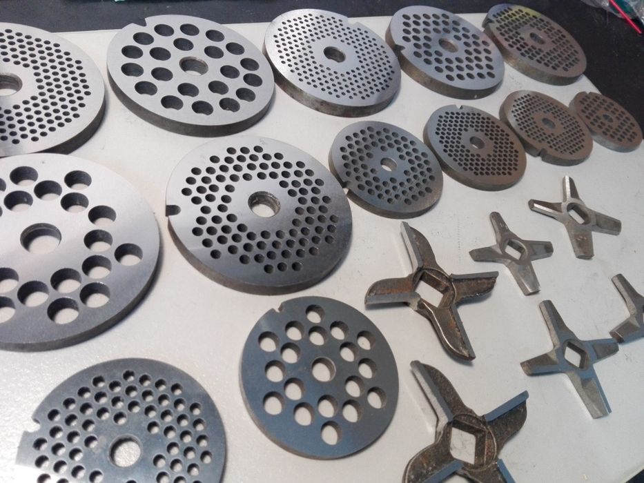 Naprawa maszyn do szycia, ostrzenie noży (strugarskich), sitek itp