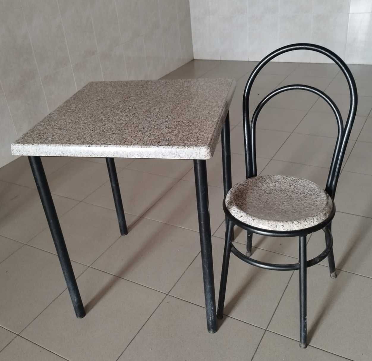 Cadeiras e mesas