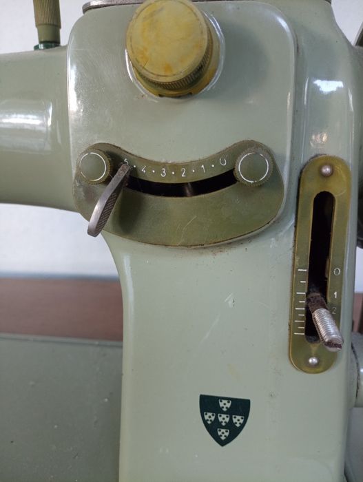 Maquina de costura Oliva CL 50 - Com movel. - A trabalhar*