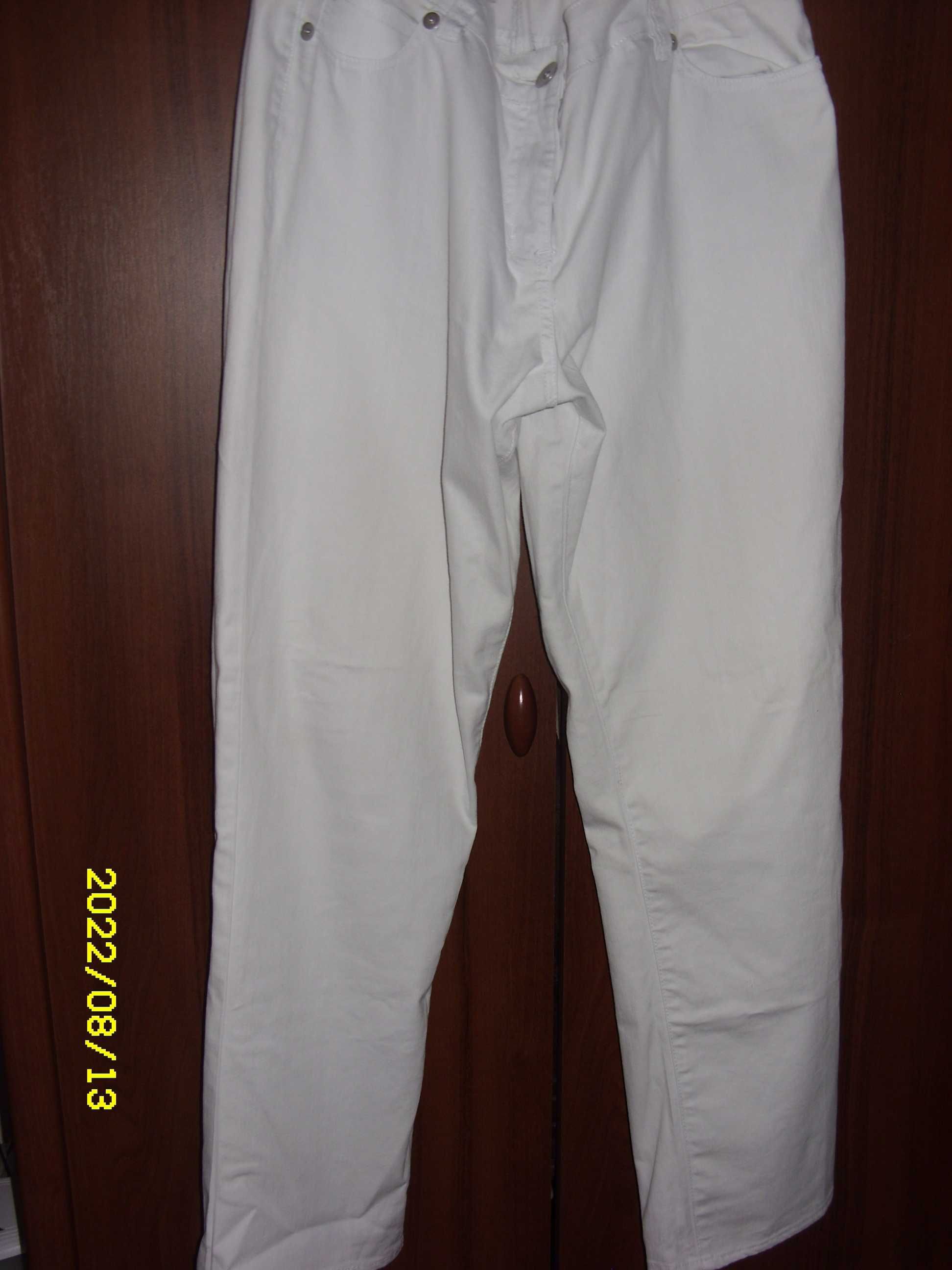 белые стрейчевые джинсы