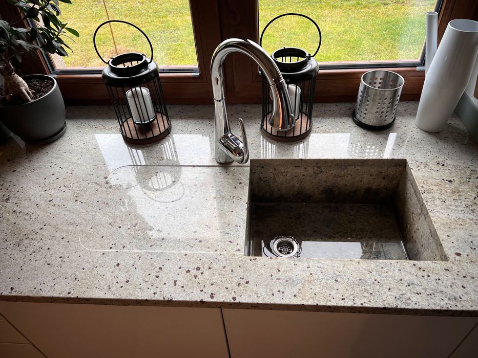 Meble kuchenne, z kamiennymi blatami, białe lakierowane, okucia Blum