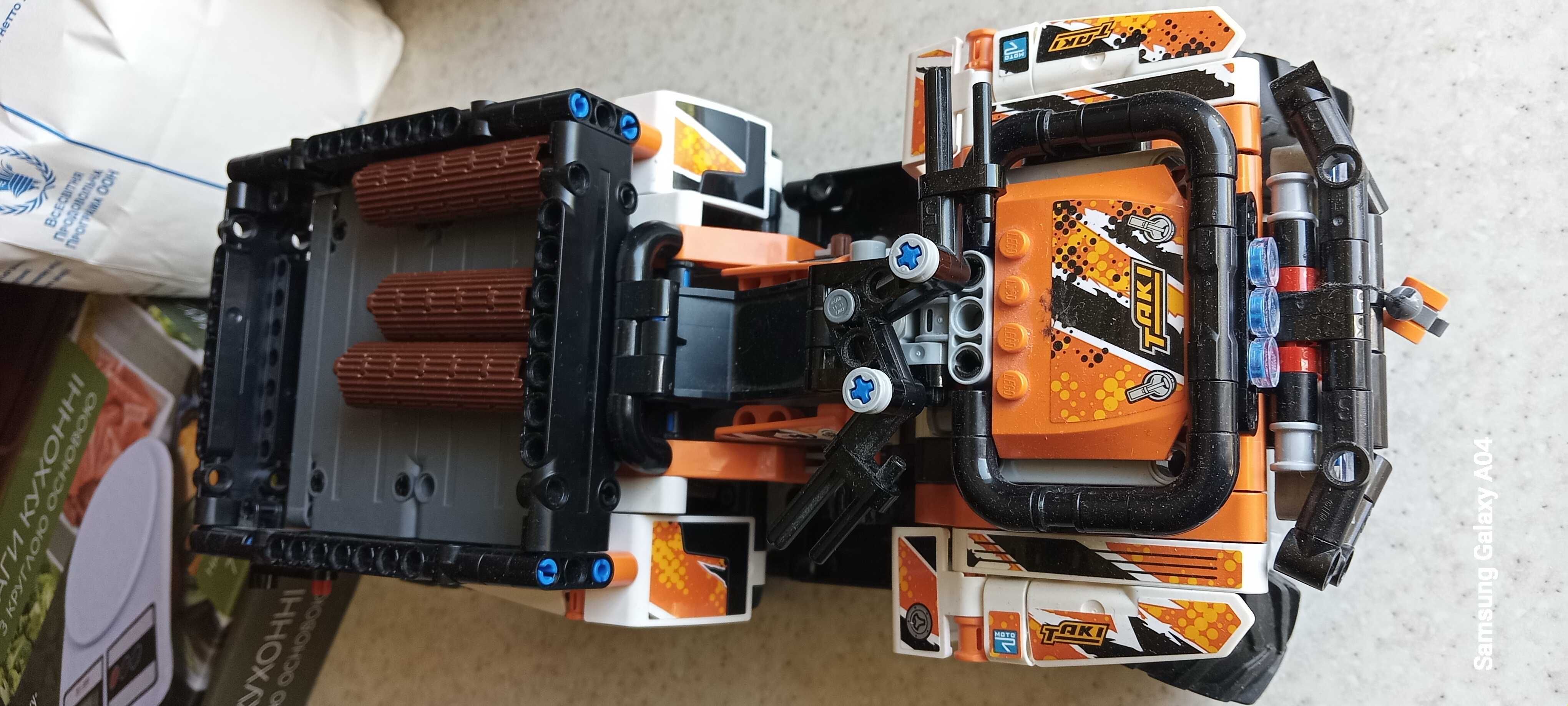 Продаю конструктор LEGO Technic Внедорожный грузовик (42139)