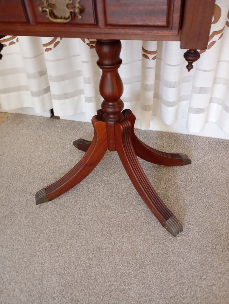 Mesa cabeceira e candeeiro