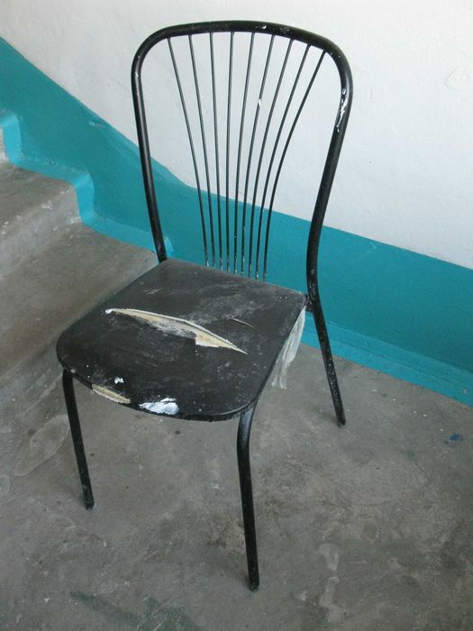 Стул со спинкой прочный добротный из толстого металла