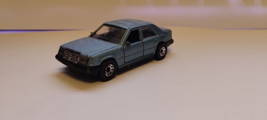 Matchbox Mercedes 300 E z 1987 r