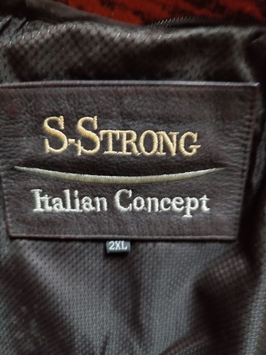 Шкіряна куртка коричнева.