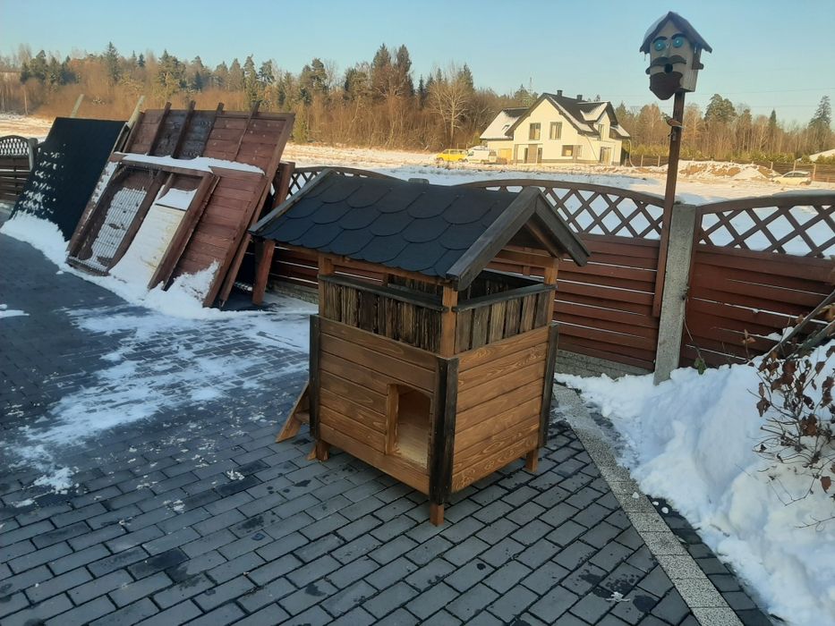 Buda dla psa lub kota z poddaszem