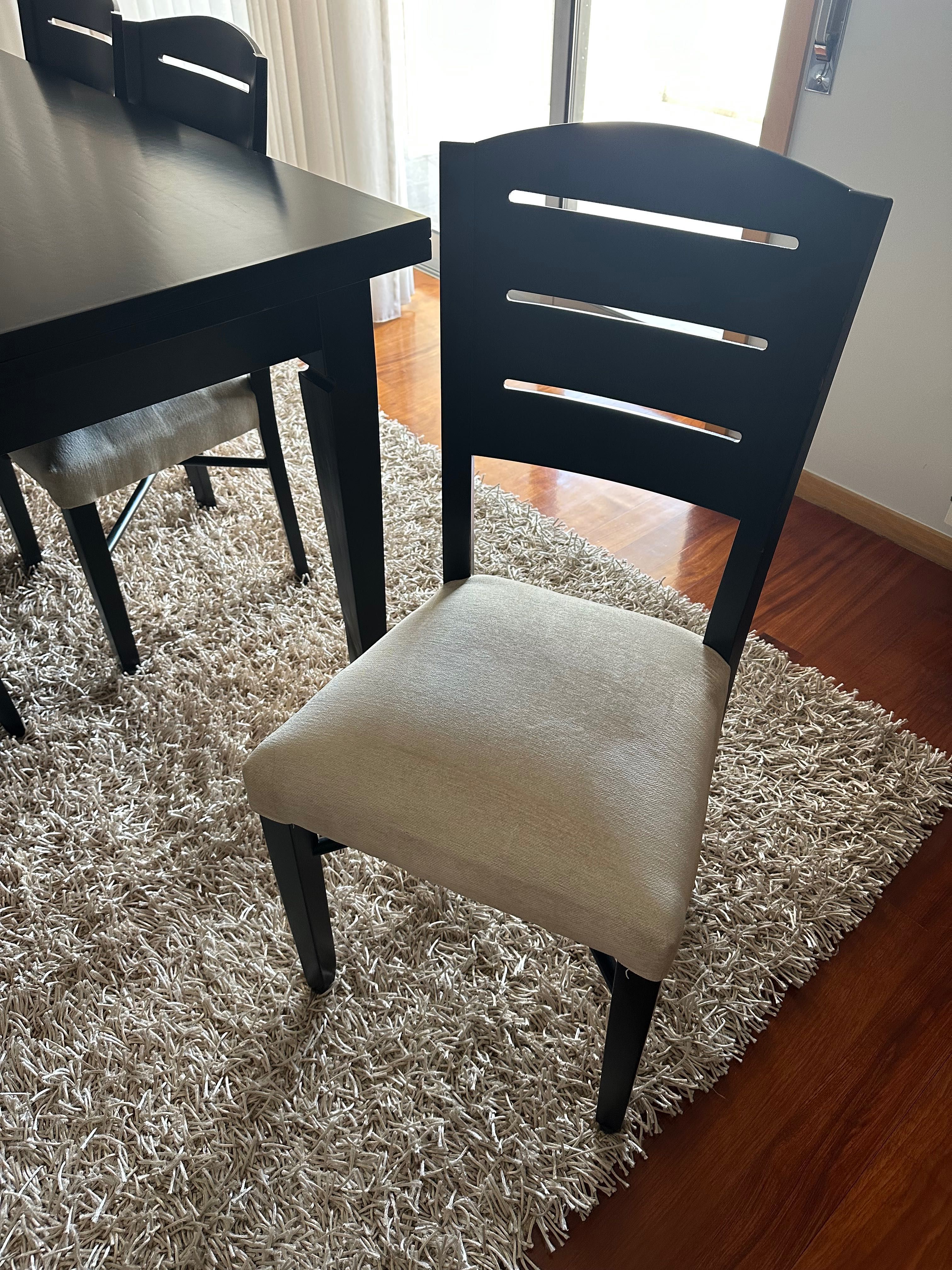 Mesa de jantar extensível em madeira e cadeiras