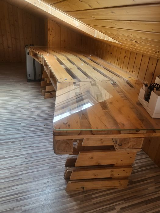Stół do biura z palet duży blat szklany hartowany