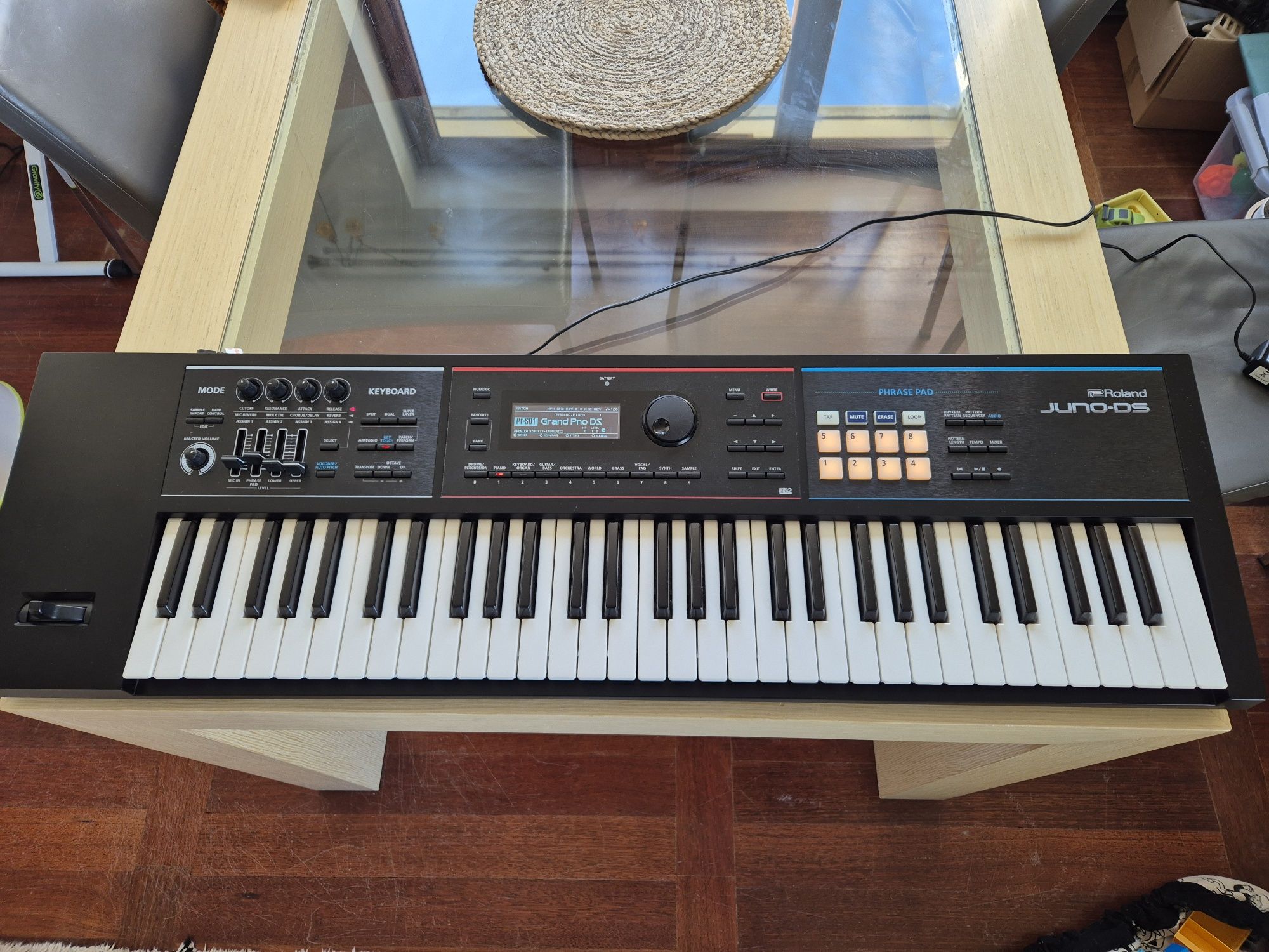 Roland Juno DS 61 + wraz z pedałem DP 10